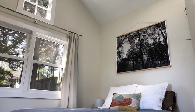 Cozy Redwood Cottage by the Bay